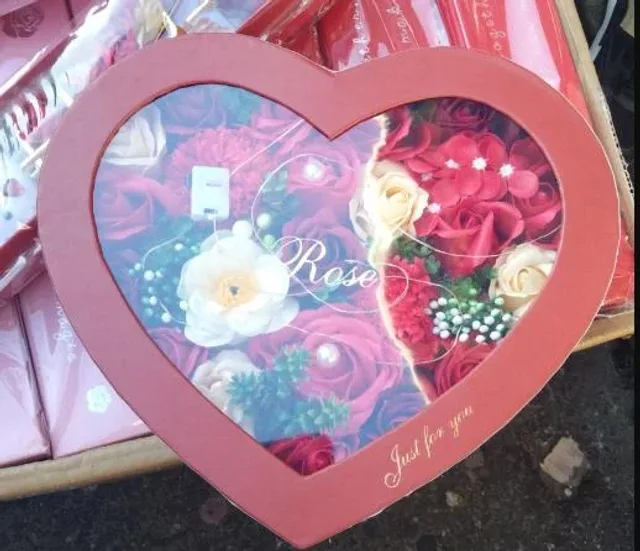 Подарунковий набір мила букет з троянд у коробці Love Light Rose Flower